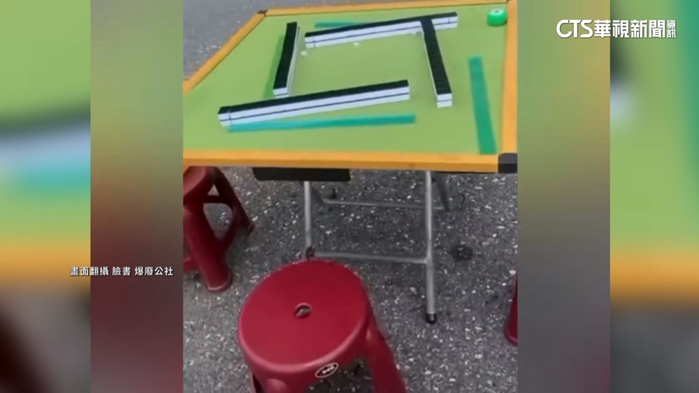 等放行太無聊？　蘇花管制站前　駕駛搬「牌桌」開打