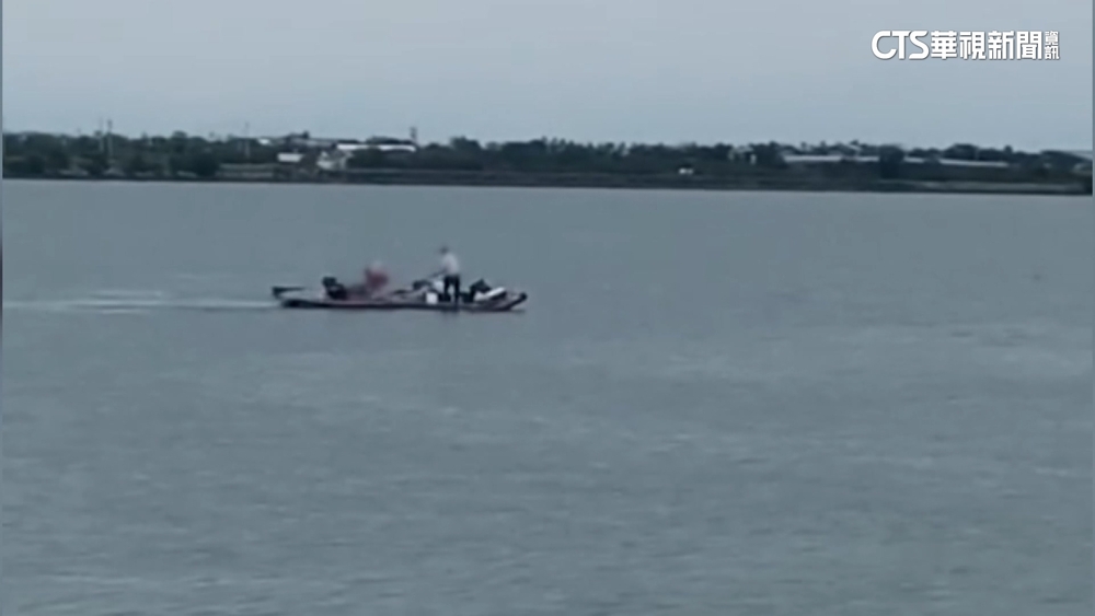 大鵬灣變格鬥場！　2漁民拿釣魚竿　火爆單挑狂打