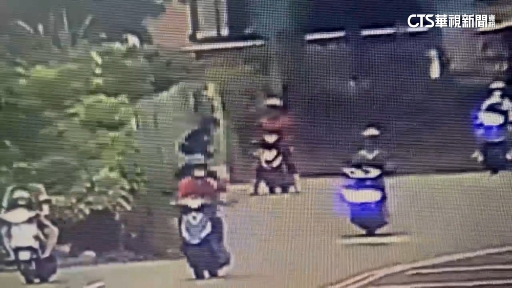 高雄紅衣伯突扯女童背包　騎士路過熱心救援