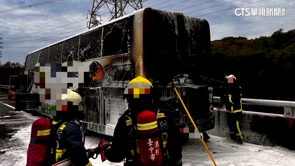 赴賽途中遇火燒車　國中足球隊32師生驚魂