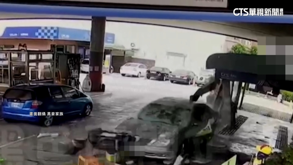 悚！　轎車暴衝撞洗車道　加油站：駕駛疑恍神自撞