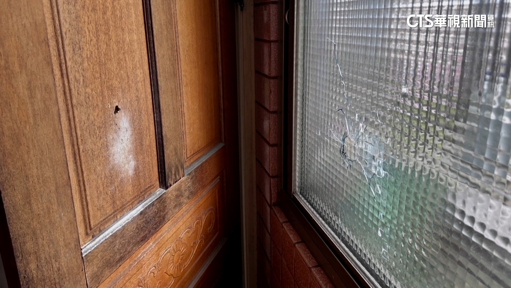 醉男熱炒店外試槍！　子彈「飛越大排」擊中民宅