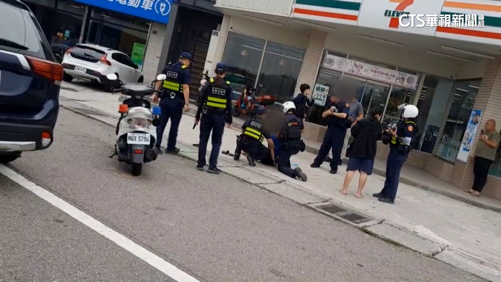 女疑偷超商行動電源　男友持利器與店長扭打被逮