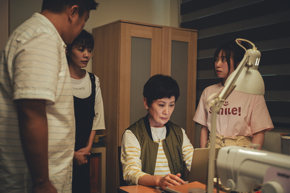 陳亞蘭(吳桂英)（右二）發現兒女們用電腦整理戲班的資料。