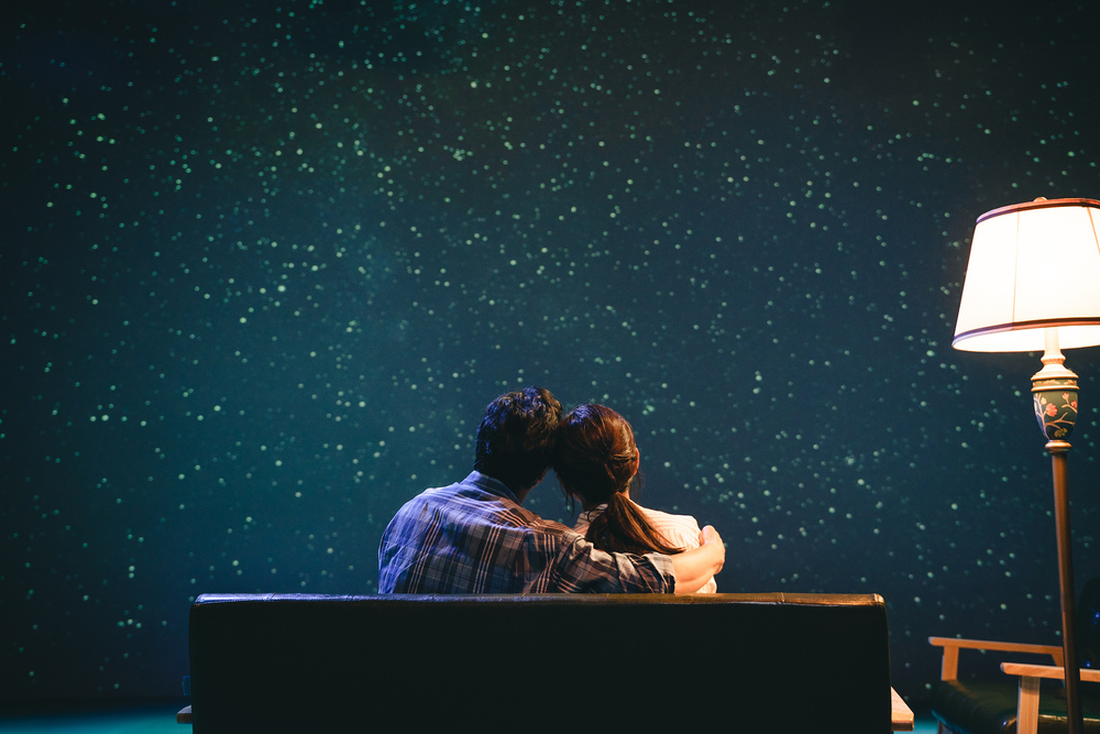 陳亞蘭(吳桂英)與莊凱勛(進桑)相依偎。