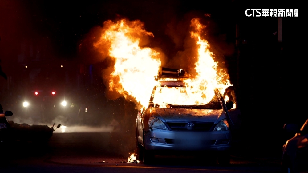 塑膠廠清晨大火爆炸聲不斷　鄰急移車燒傷手