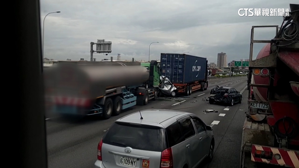 國道一號「4車追撞」　轎車遭2大車包夾　夫婦慘死