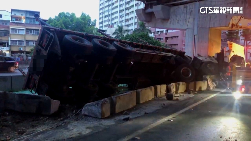 拖板車國道失控翻覆！鋼管散落一地　受困駕駛送醫
