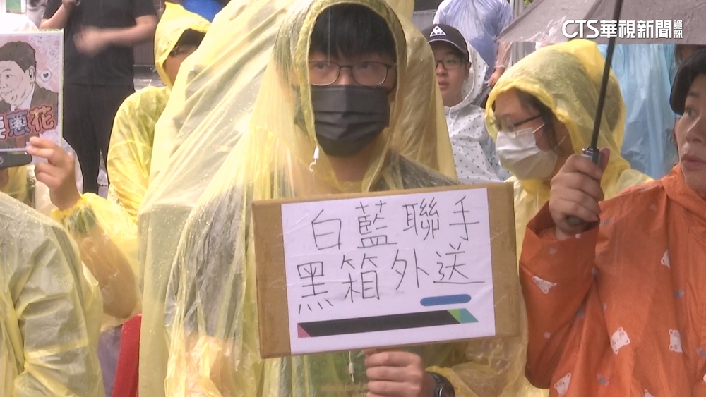 頂大雨繼續圍立院　「青鳥行動」擴散全台15縣市