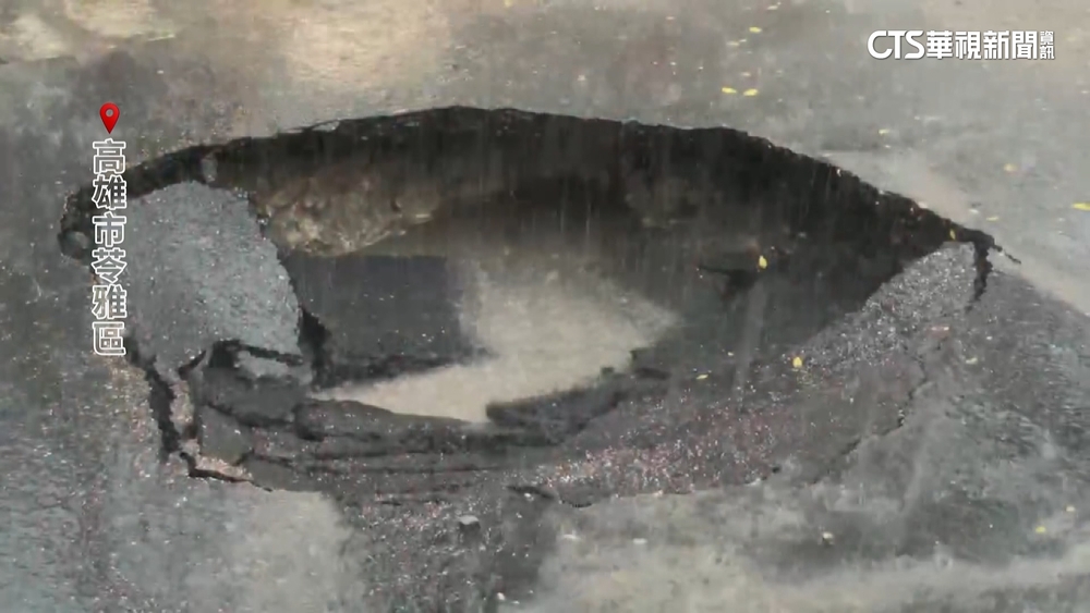 雷雨彈襲高雄　紫紅閃電擊中電桿釀百戶停電