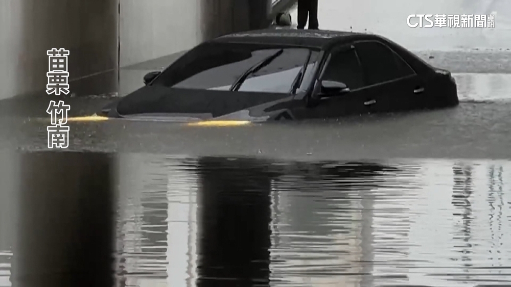 苗栗大雨積淹水！駕駛硬闖車泡水　彰化師生涉水過