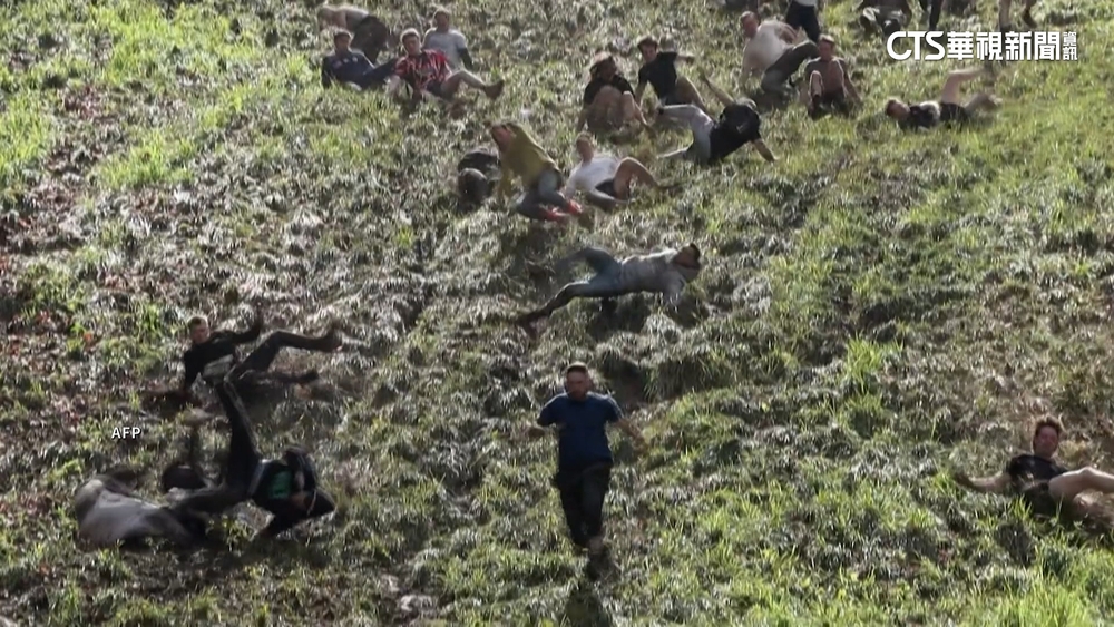英國滾起司大賽！　參賽者搶快抓起司　衝陡坡超驚險