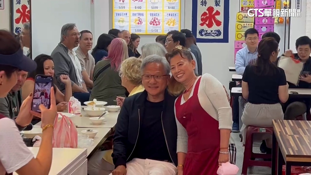 展現親和力！　黃仁勳臨江街夜市吃芒果冰