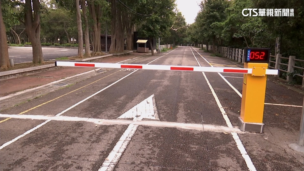 鐵砧山旅服中心旁私設柵欄收費　中市府：限7天拆除