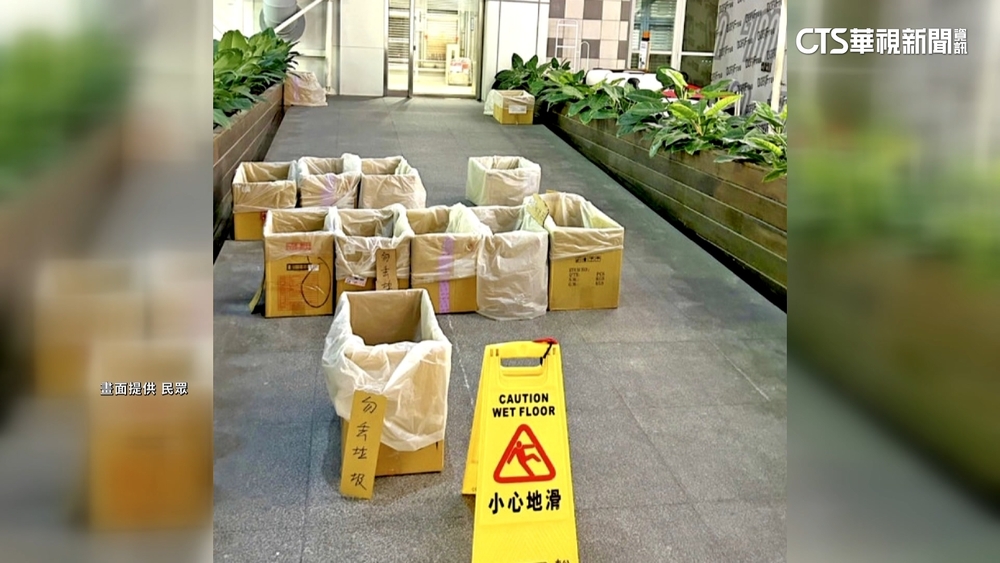 不敵大雨！小港機場多處漏水　遊客：影響國家門面