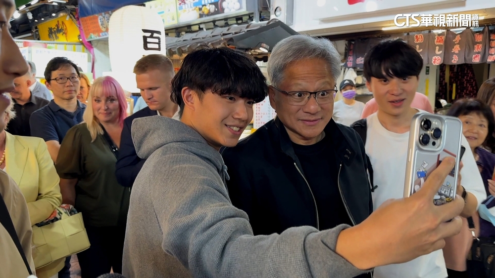 獨！黃仁勳臨江街大啖芒果冰　朝聖民眾絡繹不絕