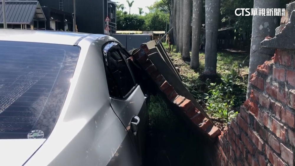 麻豆國中紅磚圍牆老舊　深夜突倒塌壓汽車