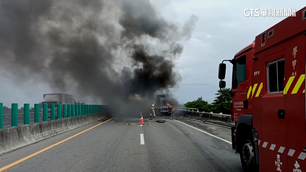 台84線車禍　聯結車撞道路工程車起火燃燒2傷