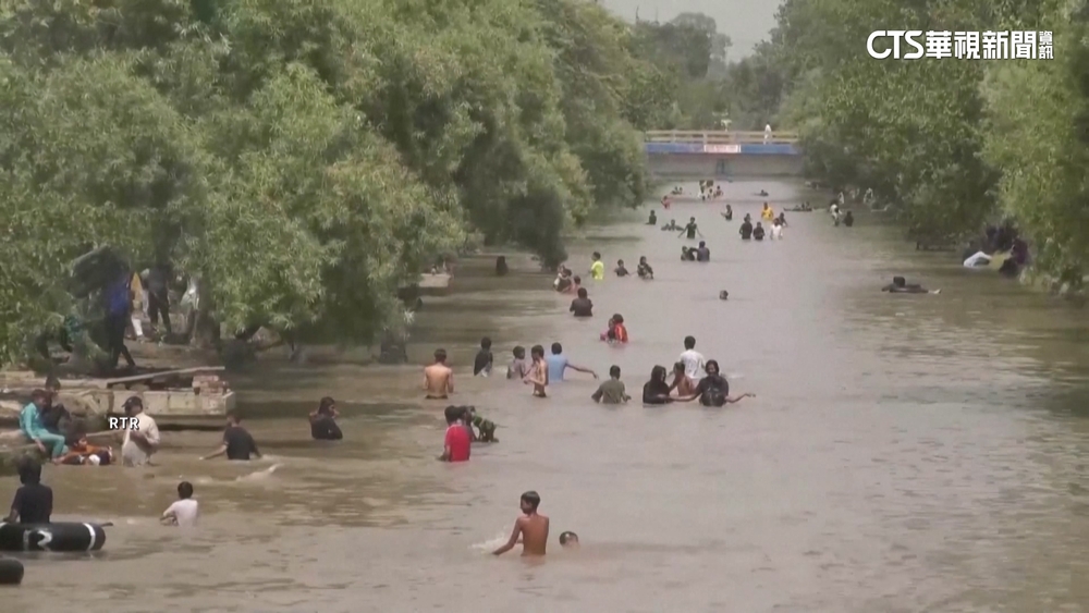 印度德里飆52.9度創紀錄　民眾跳運河降溫