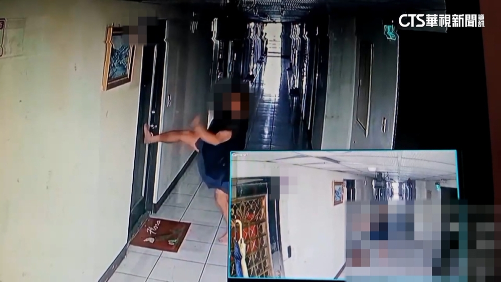 扯　！門鎖遭灌膠.鄰居貼門偷聽　住戶崩潰報警