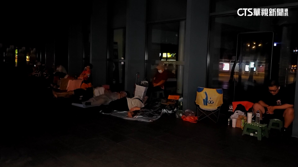 搶學友最後票！粉絲夜宿街頭　地墊.風扇全出動