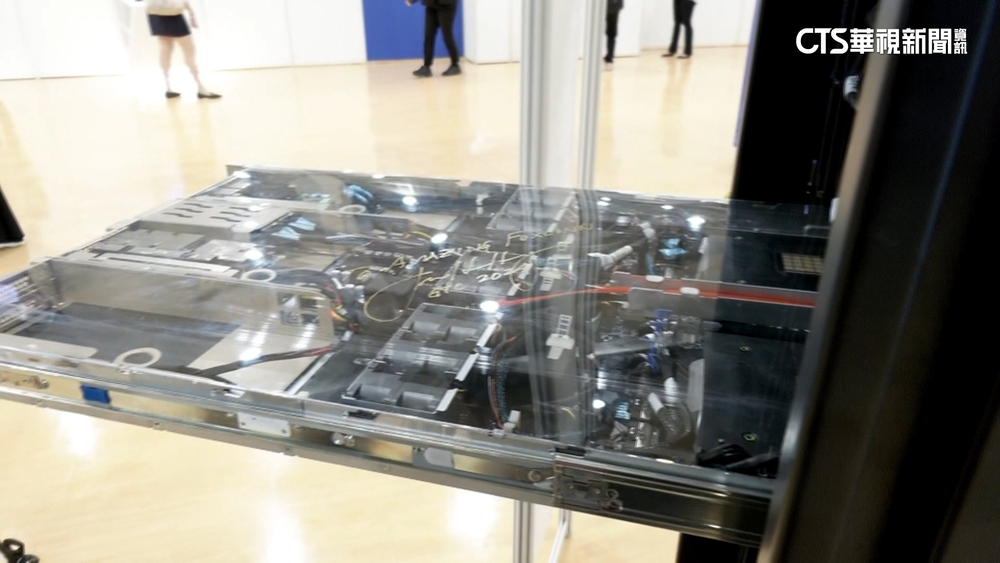 GB200　AI伺服器在台曝光　黃仁勳簽名版亮相