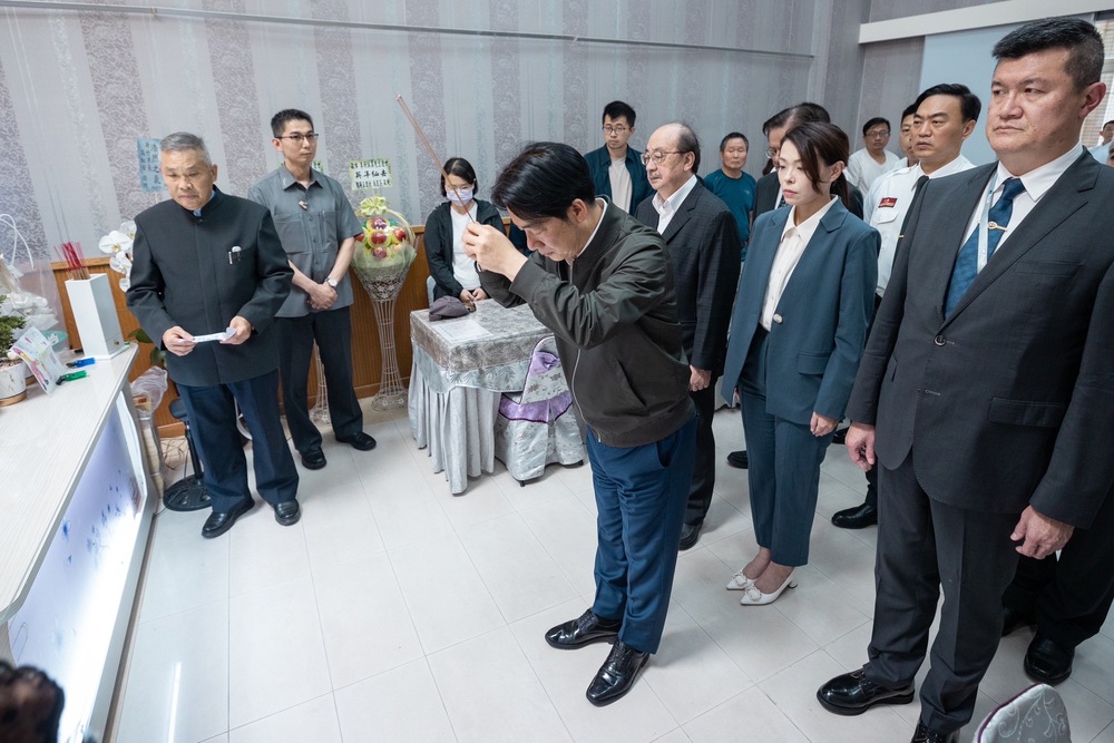 總統賴清德赴新竹弔唁火警殉職消防人員　表達深切哀悼與慰問