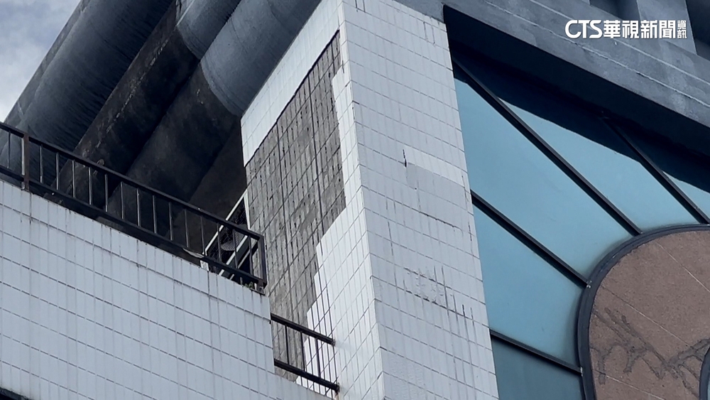 禍從天降！台中市區下磁磚雨　小黃停紅燈車頂遭砸