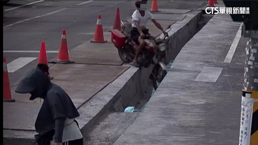 施工區暫拿下伸縮管　屏東翁騎車跌管溝昏迷