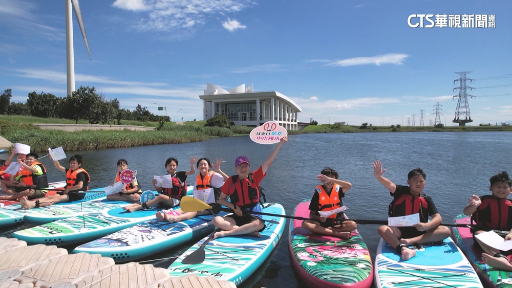 絕美藍天.海豚屋！　學生划「立槳」領取畢業證書