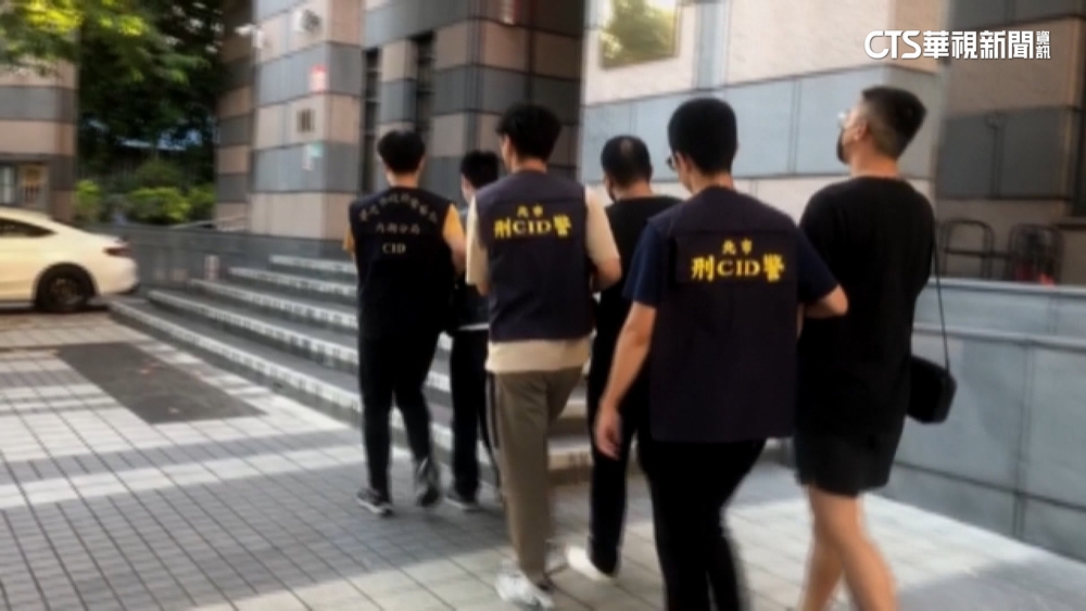 被判8年失控暴怒！　強盜犯當庭「踹飛桌.砸麥克風」