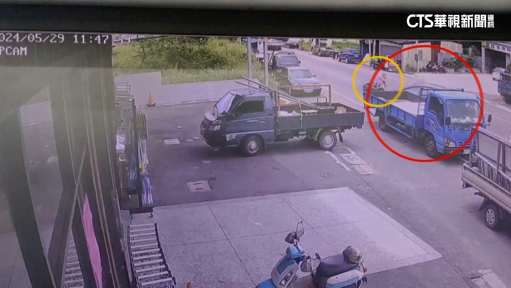 轎車突左轉疑害騎士摔飛　駕駛購物完離開涉肇逃