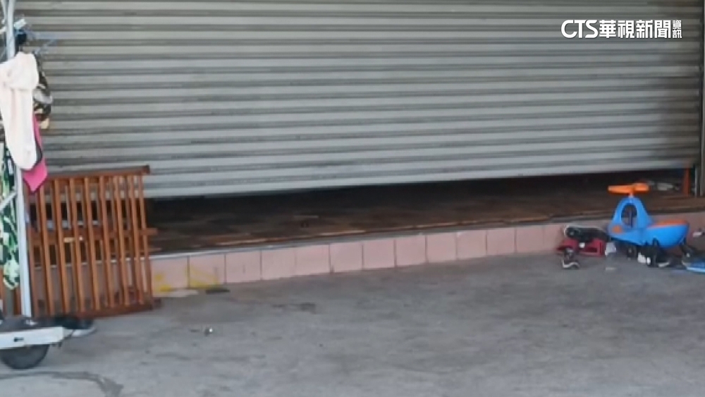 鐵捲門悚壓頸！家人趕回救命　小六男童仍不治