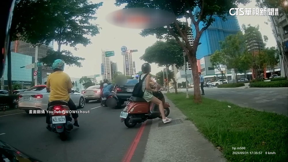 驚魂！　拖吊車鋼纜斷　名車「向後滑」悚撞騎士