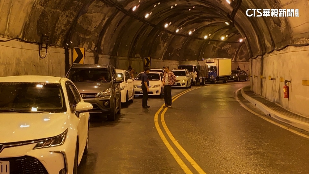 大雨導致落石！　近30輛車一度受困蘇花崇德隧道