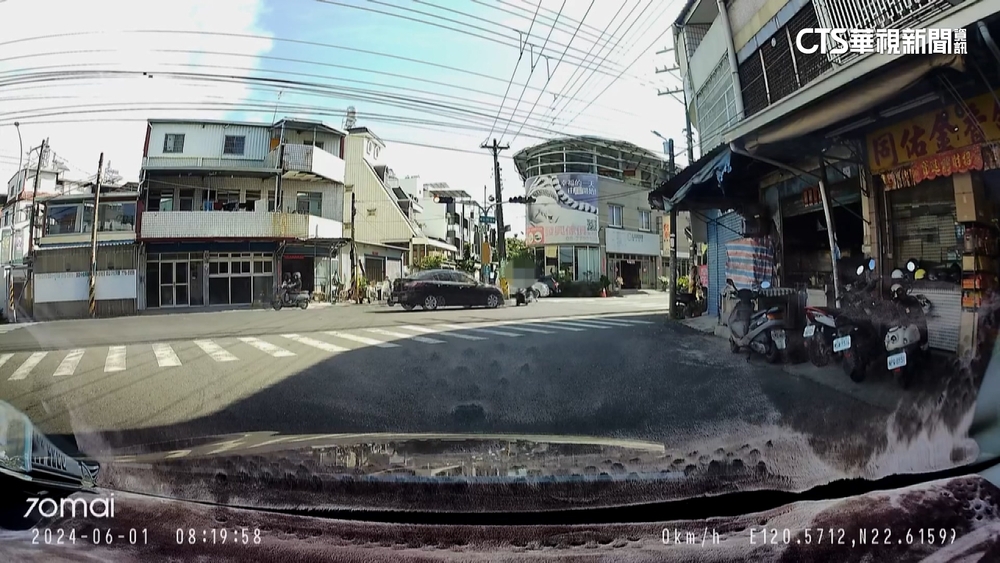 左轉遭直行車高速撞飛　酒駕騎士重摔倒地