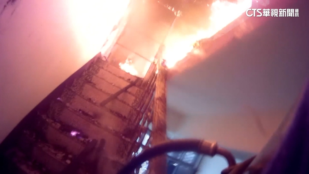 苗栗竹南民宅火警　消防灌救第一視角曝