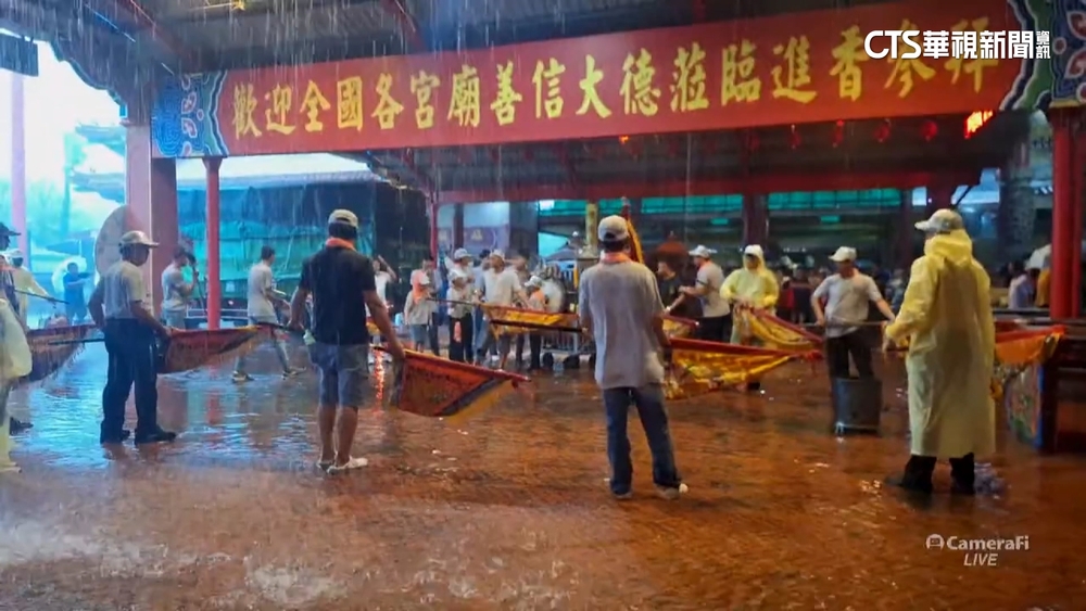 大雨襲台南！南鯤鯓代天府　廟埕積水超過成人腳踝