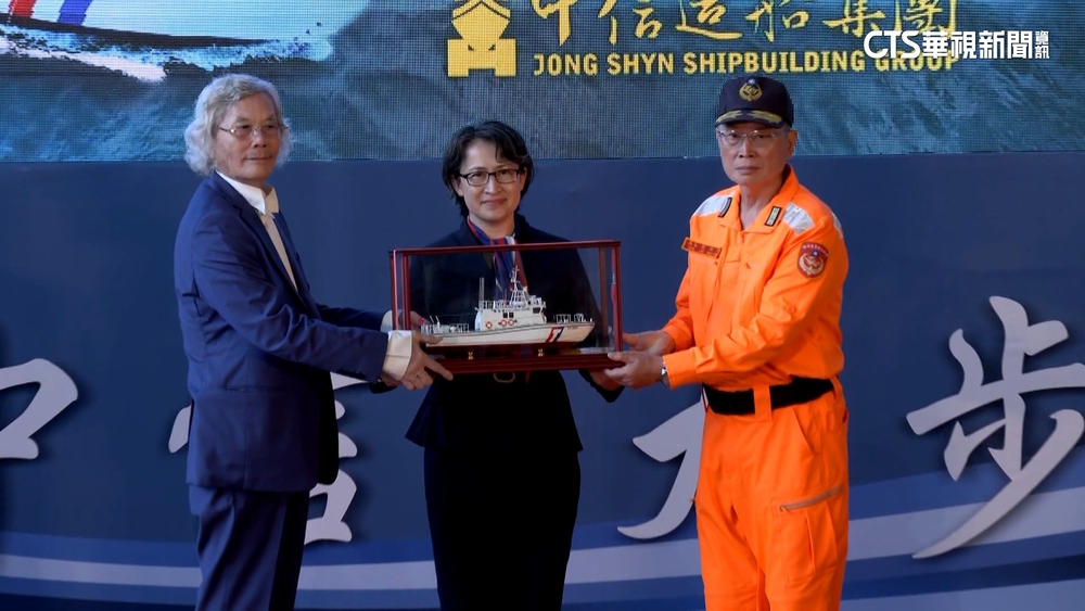 主持穿搭有巧思！　蕭美琴「紅藍白」絲巾映襯logo