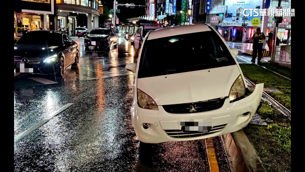 高雄翁轉彎不慎撞上輕軌緣石　捷警隊開單舉發