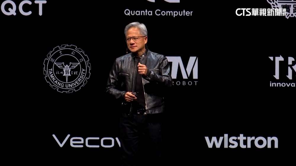 黃仁勳台大演講「跑上台」　稱台灣：AI基礎建設起點