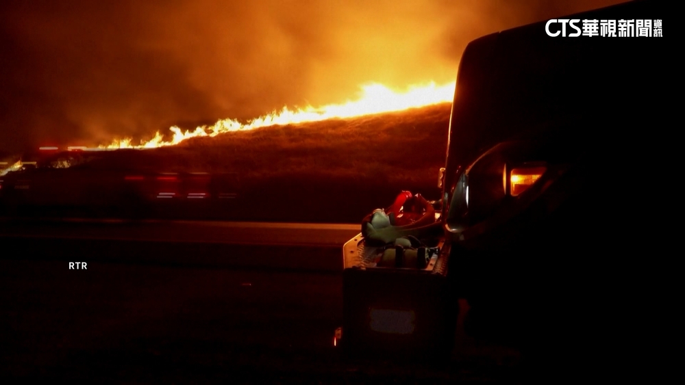 美加州中部爆發野火　風勢.乾草助長火勢延燒