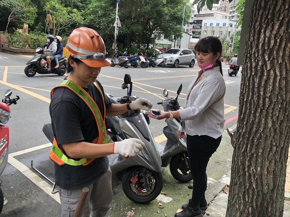 清潔隊員將鑰匙物歸原主。圖／新北市環保局提供