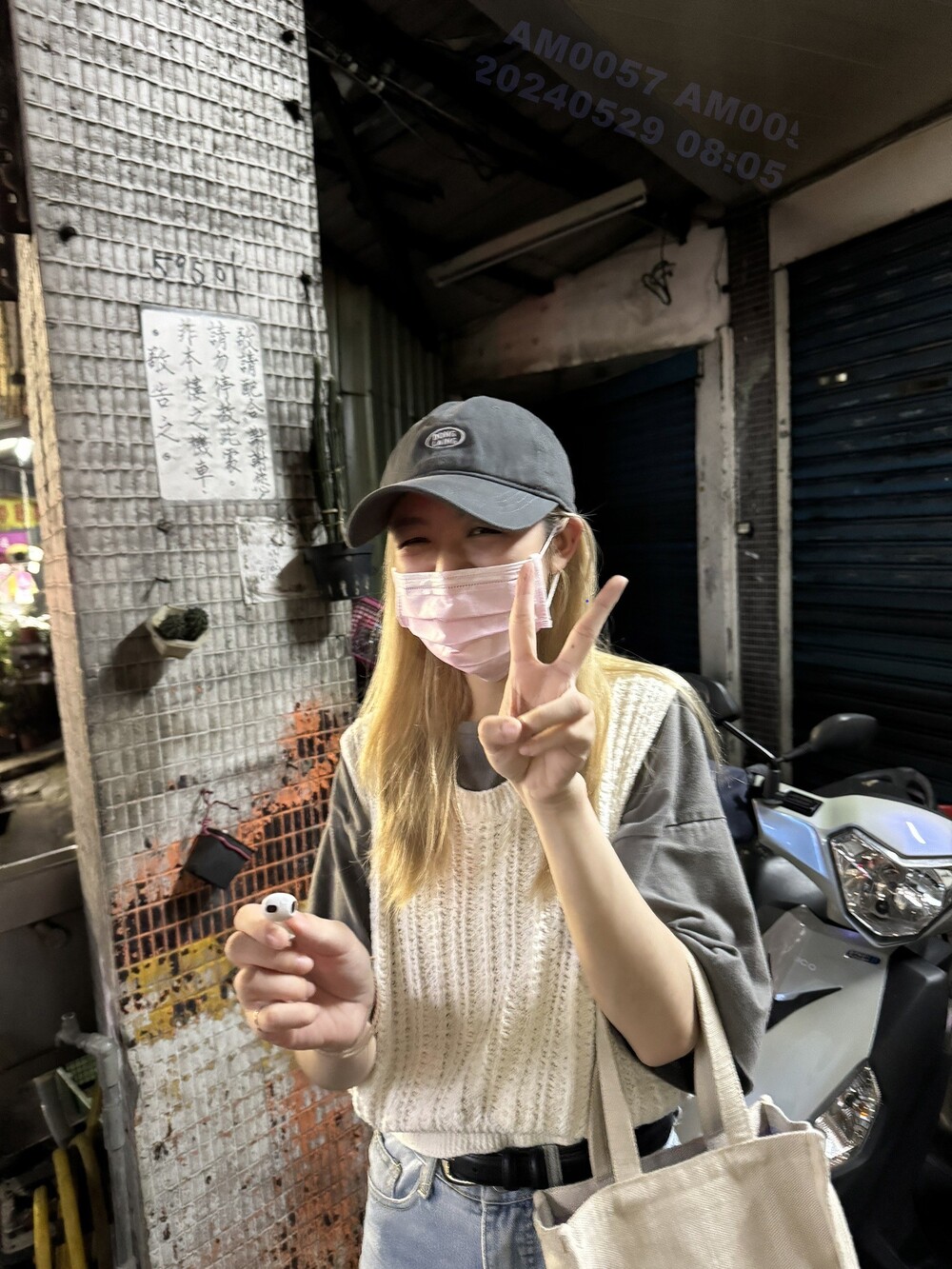 民眾高小姐成功拿回掉落水溝的藍芽耳機。圖／新北市環保局提供