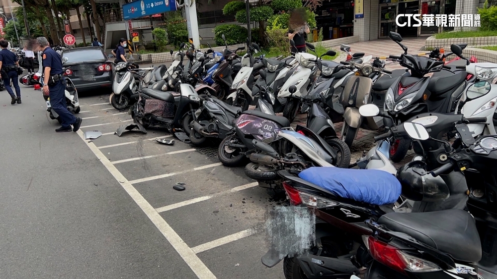 疑不熟操作！借友人車無照上路　失控連撞21機車