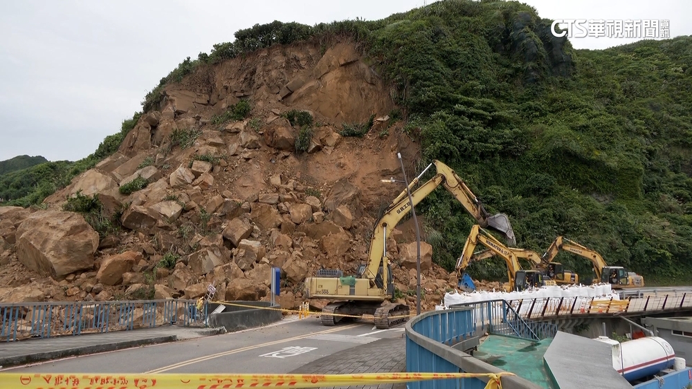 基隆恐怖山崩！出動重機具.受波及汽機車全數吊離