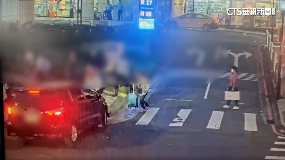 趕去醫院「闖紅燈」　汽車先撞機車再衝人行道9傷