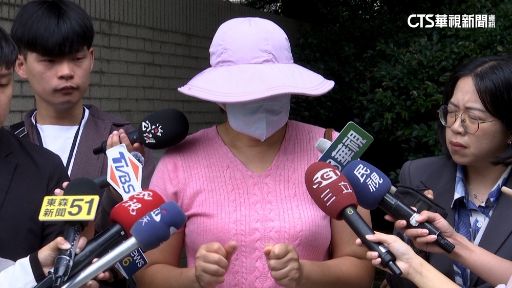 隨機攻擊！婦社區遛狗遭飛踢揮拳　陌生男趁亂逃逸