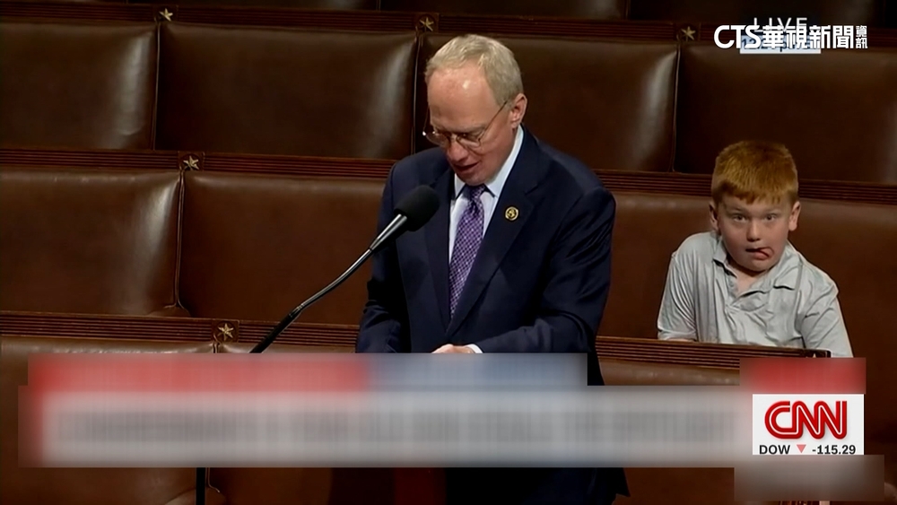 美國會議員發表談話　兒子一旁扮鬼臉暴紅