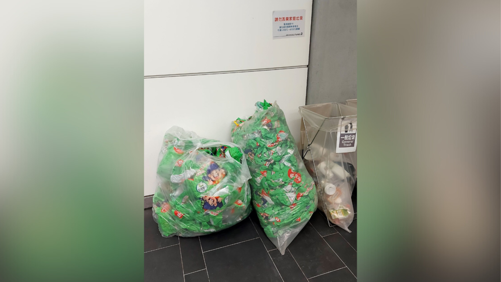 南港展覽館見兩袋「台灣神秘力量」　網笑翻：黃仁勳名單是不是漏掉了